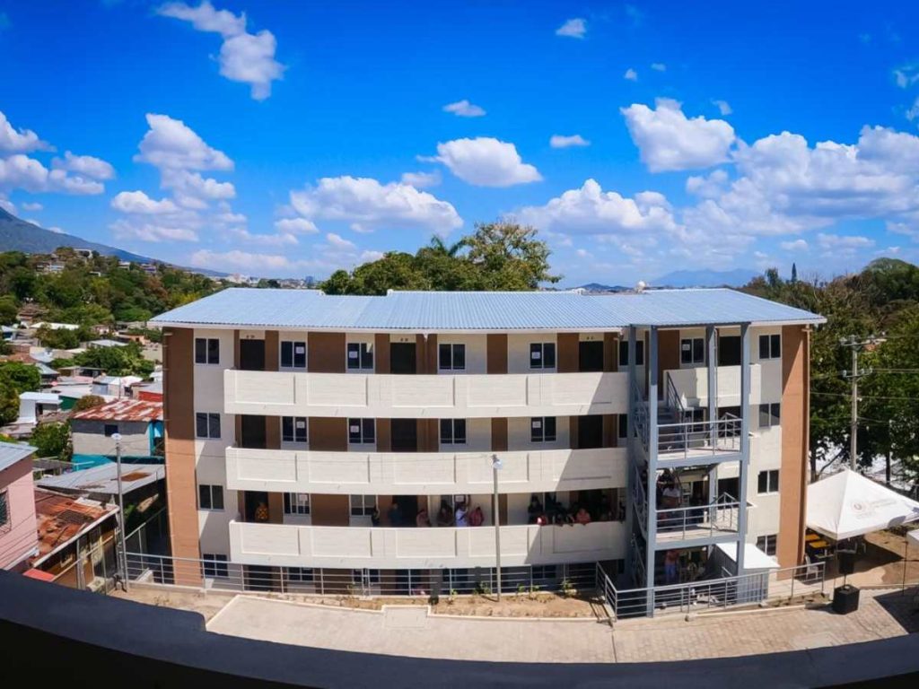 Ochenta familias provenientes de comunidades vulnerables recibieron apartamentos en el Proyecto Habitacional Nicaragua, en San Salvador.
