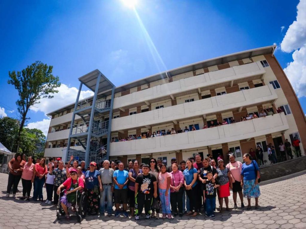 El complejo habitacional está compuesto por dos edificios de cuatro niveles donde fueron reubicadas 80 familias.