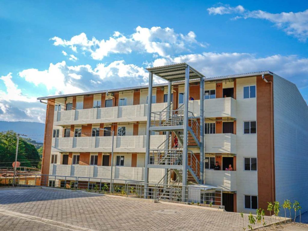 Las familias beneficiadas aportaron 600 horas de trabajo en la construcción del proyecto habitacional. Foto/ Cortesía 