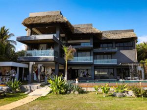 Autoridades de Turismo y representantes del Grupo Cardedeu participaron en el lanzamiento del proyecto hotelero Cardedeu Residence Cangrejera en La Libertad.