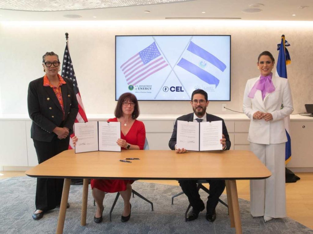 Autoridades de El Salvador y Estados Unidos firmaron un memorándum de entendimiento para fortalecer la cooperación en el desarrollo de energía nuclear.