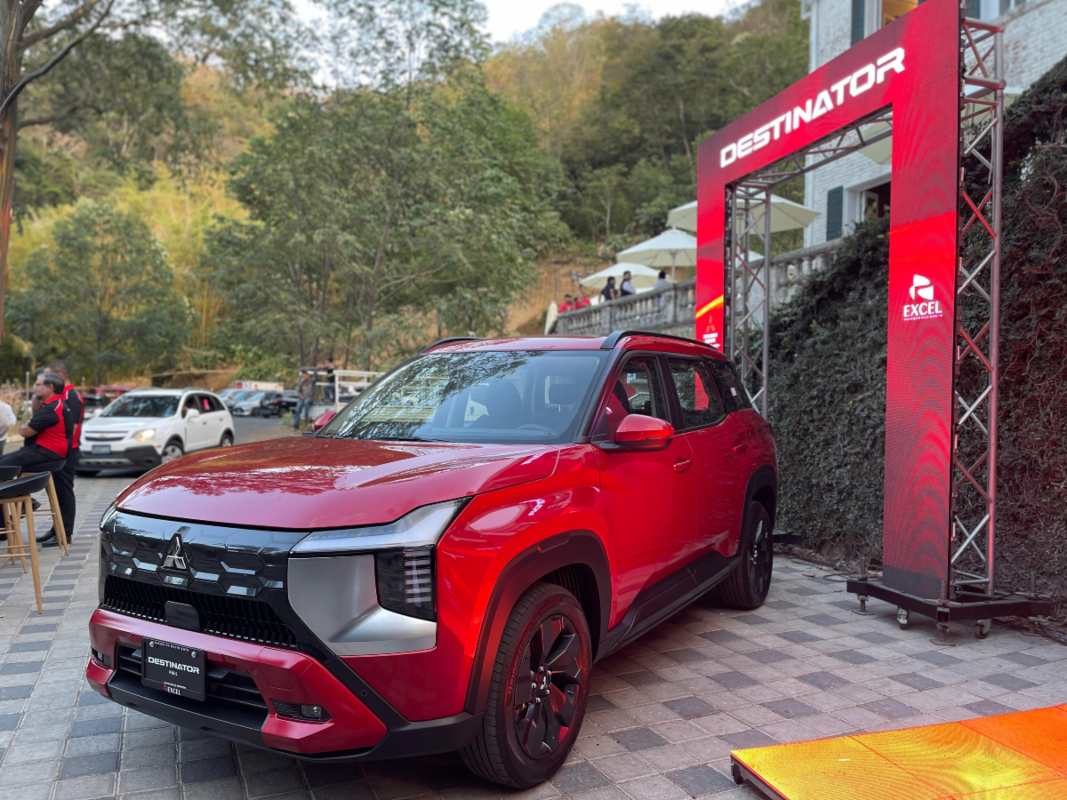 El vehículo está equipado con un motor 1.5 litros turbo y transmisión automática para un manejo equilibrado entre potencia y eficiencia