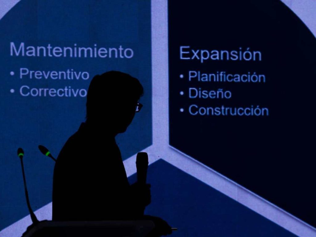 El plan, ejecutado a través de ETESAL, contempla redes inteligentes, almacenamiento en baterías y digitalización de la red de transmisión.