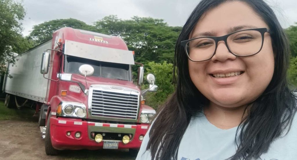 La joven trailera recorre carreteras hacia destinos como San Miguel, La Unión, Santa Ana, Sonsonate y Soyapango.