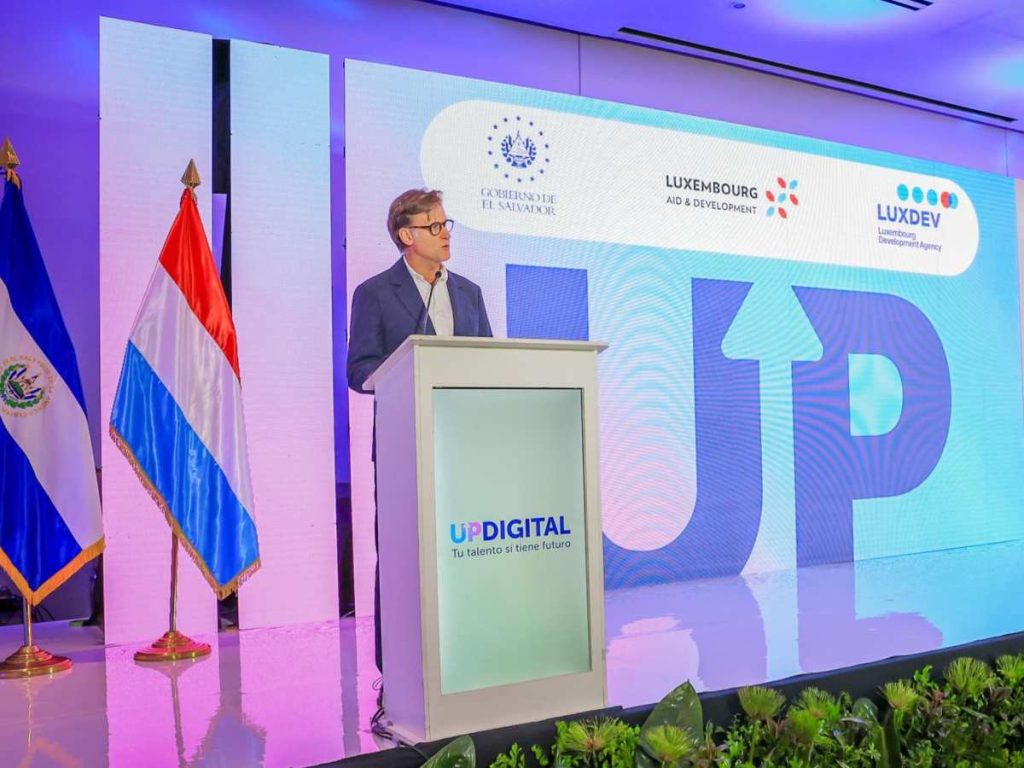 El proyecto Up Digital contará con una inversión de 7.5 millones de euros y pretende abrir 2,700 oportunidades para jóvenes entre 18 y 35 años en El Salvador.
