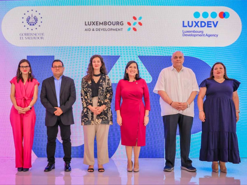 Funcionarios del Gobierno y representantes de LuxDev presentaron Up Digital, una iniciativa enfocada en impulsar habilidades tecnológicas y empleo juvenil.