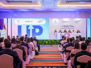 Autoridades del Gobierno y representantes de la cooperación de Luxemburgo durante el lanzamiento del proyecto Up Digital, que busca generar oportunidades de empleo y emprendimiento para jóvenes salvadoreños. Foto/ Cortesía