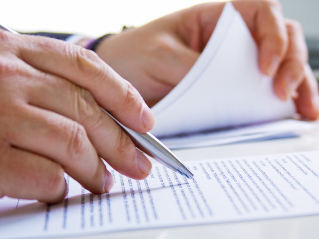  Este documento debe incluir firmas de los padres y un notario, y puede elaborarse usando formatos oficiales disponibles en línea.