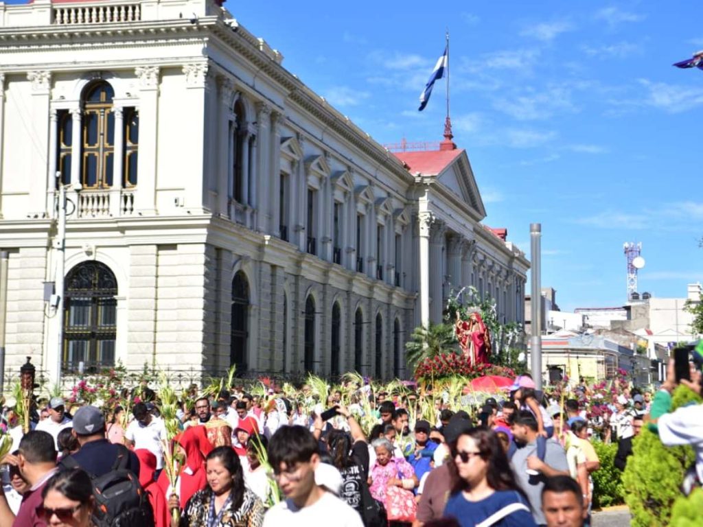 La imagen de Jesús sobre un burro recorre las calles durante la procesión del Domingo de Ramos.