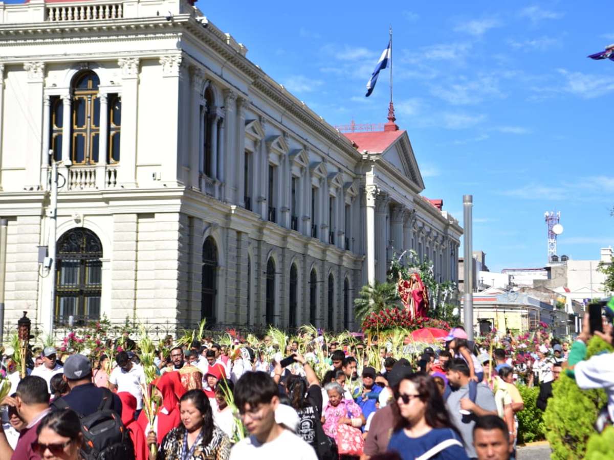 La imagen de Jesús sobre un burro recorre las calles durante la procesión del Domingo de Ramos.