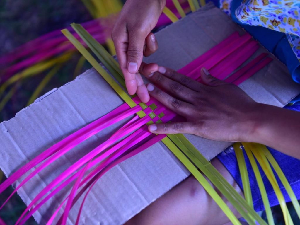 Todos los insumos para elaborar las palmas son hechos a mano por artesanos que llegan desde Yucuaiquín. Foto / Miguel Lemus
