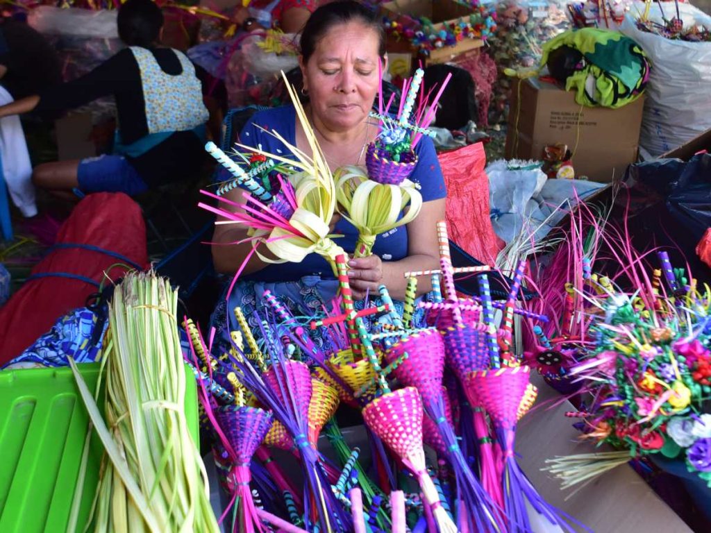 Elena Amaya ha pasado casi la totalidad de sus 56 años elaborando palmas para esta época. Foto / Miguel Lemus
