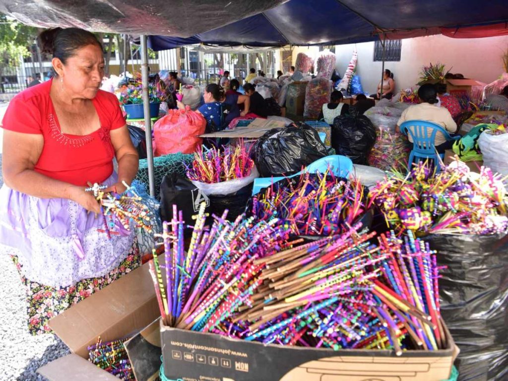 Dolores Sánchez tiene 65 años y dice que desde los ocho aprendió a elaborar palmitos. Foto / Miguel Lemus
