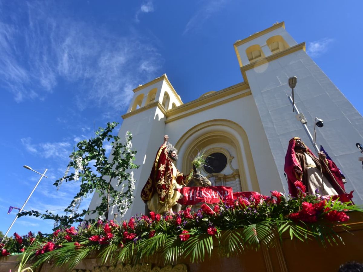 Así se vive el Domingo de Ramos en la iglesia El Calvario en el Centro Histórico de San Salvador