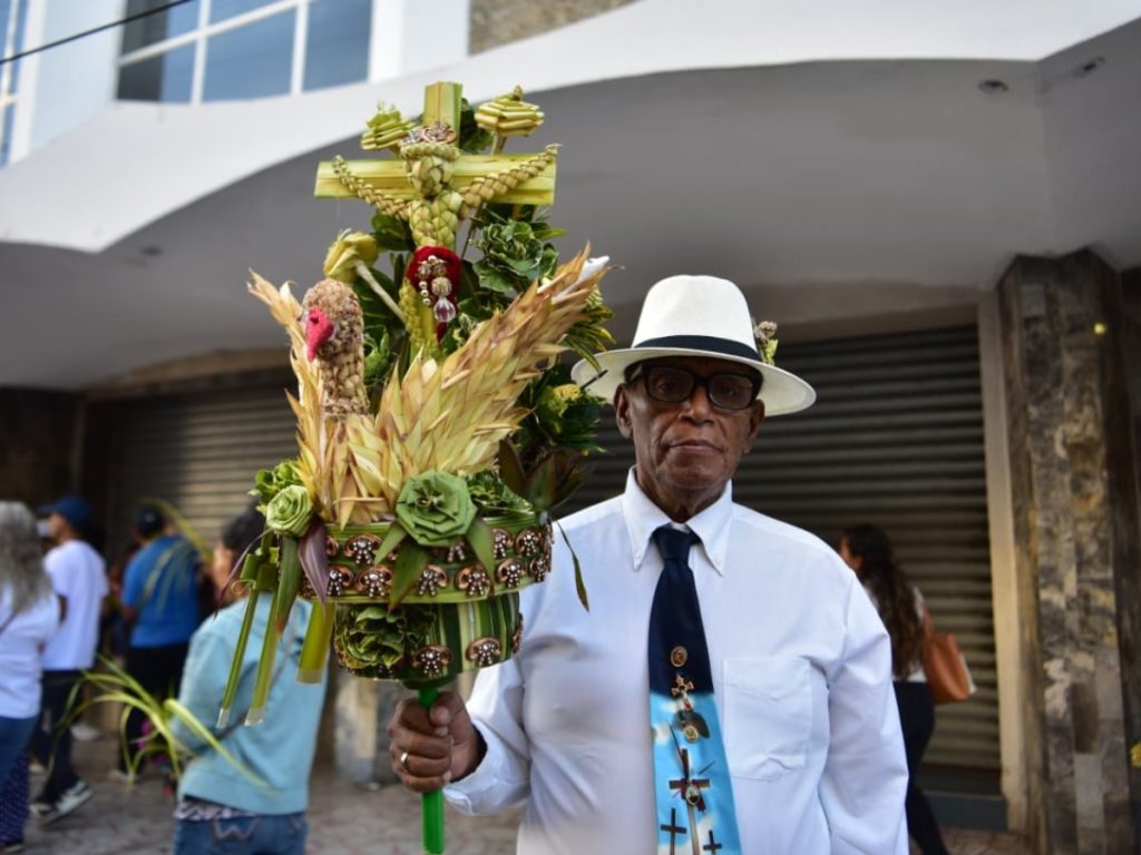 Cientos de fieles participaron en la procesión del Domingo de Ramos organizada por la parroquia El Calvario en el Centro Histórico de San Salvador. elsalvador.com