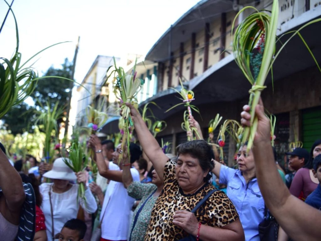 La actividad inició con la bendición de palmas en la plaza San Jerónimo y continuó con un recorrido por las principales calles, acompañando la imagen de Jesús sobre un burro, en representación de su entrada en Jerusalén.