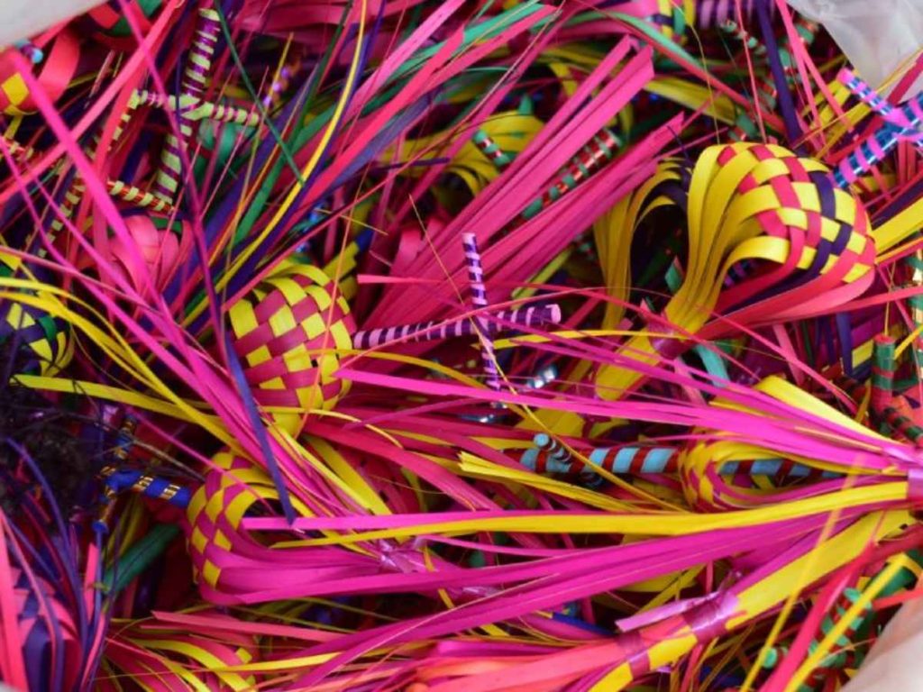 Palmas tejidas con colores vivos forman parte de la tradición artesanal que acompaña la celebración del Domingo de Ramos en muchas comunidades.