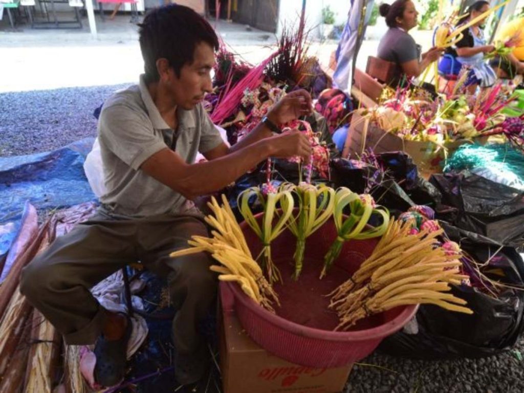Artesanos elaboran ramos y figuras con palma para la venta previo al Domingo de Ramos, manteniendo viva una práctica cultural y religiosa.
