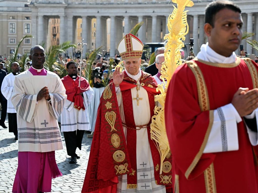 El papa León XIV saluda a su llegada para oficiar la misa del Domingo de Ramos en la Plaza de San Pedro, en el Vaticano, el 29 de marzo de 2026. (Foto de Tiziana FABI / AFP)