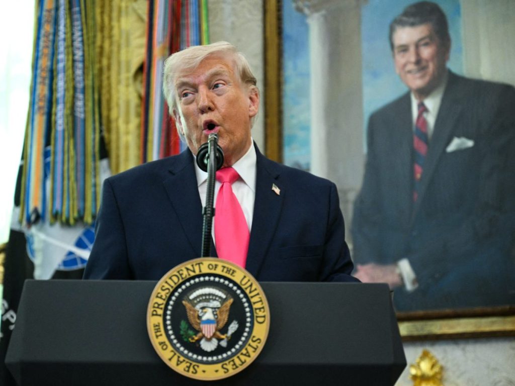 El presidente estadounidense Donald Trump pronuncia un discurso antes de tomar juramento al nuevo secretario de Seguridad Nacional, Markwayne Mullin, en el Despacho Oval de la Casa Blanca en Washington, D.C., el 24 de marzo de 2026.