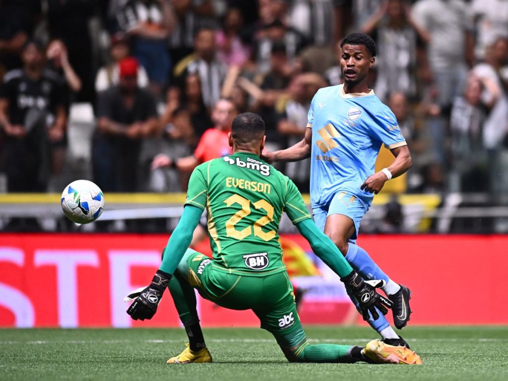Dorny Romero (der.) con su equipo Bolívar. Foto AFP