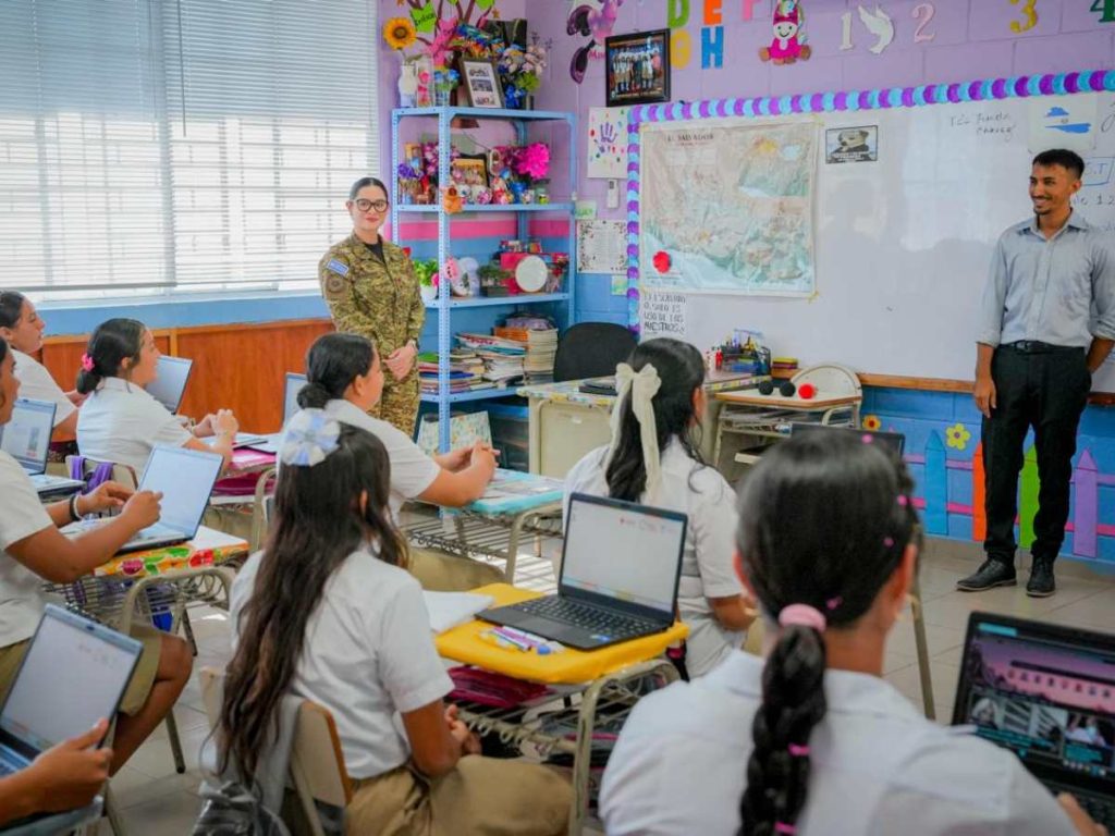 Estudiantes del Complejo Educativo Caserío La Estufa reciben el anuncio del nuevo bachillerato técnico en turismo en Isla Zacatillo.