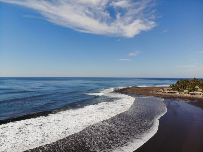 El contraste entre la arena negra y el mar crea un escenario ideal para disfrutar y fotografiar.