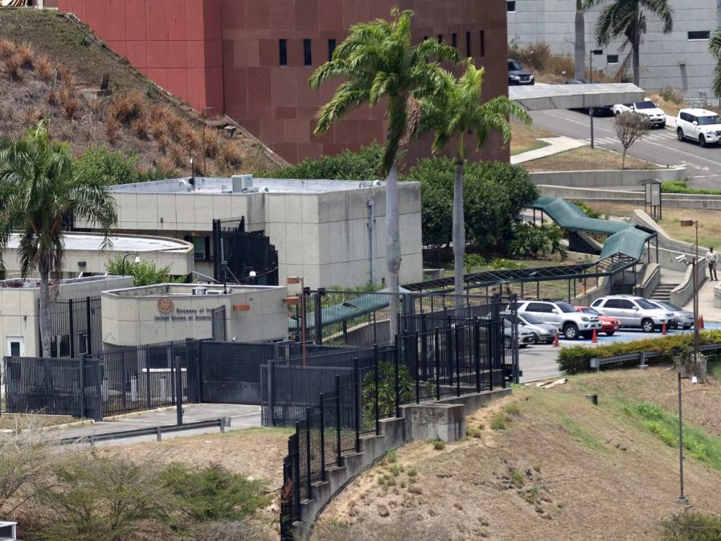 Fotografía que muestra la sede de la Embajada de Estados Unidos este lunes en Caracas (Venezuela)