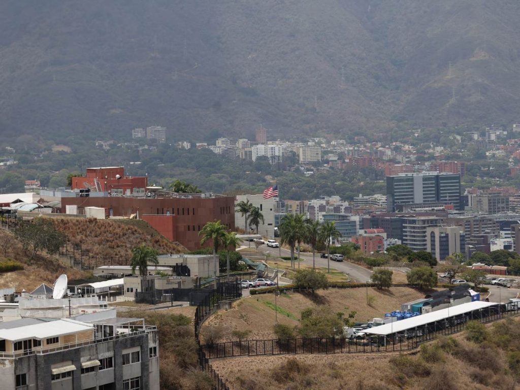 El Departamento de Estado anunció que Estados Unidos reanudó oficialmente las operaciones de su Embajada en Caracas, después de que el Gobierno de Trump y el de la presidenta encargada de Venezuela, Delcy Rodríguez, restablecieran las relaciones diplomáticas entre ambos países, rotas desde 2019. EFE
