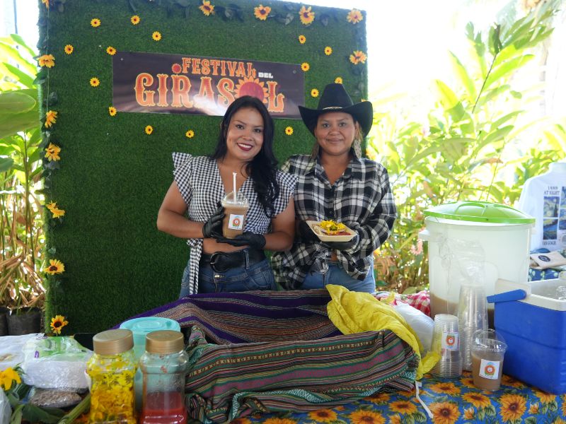 Emprendedores locales ofrecen productos durante el festival del girasol.