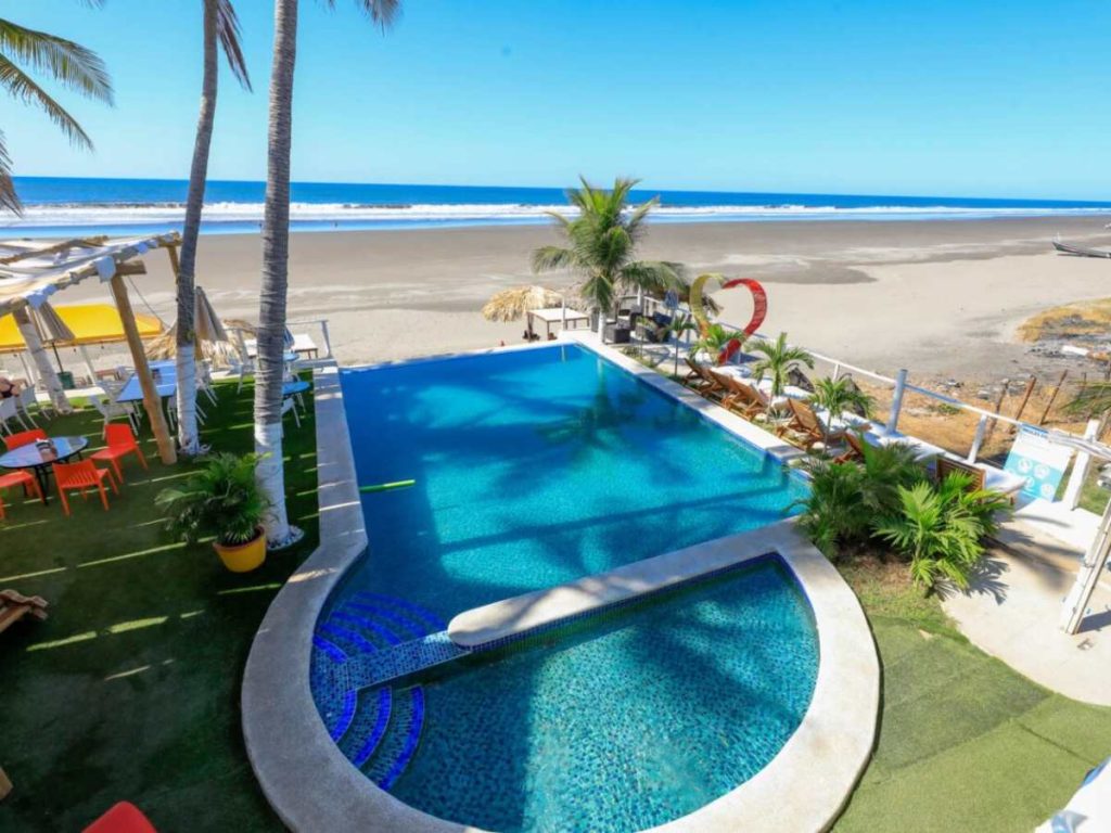 La salvadoreña identificó en el turismo una oportunidad de inversión tras su regreso al país.