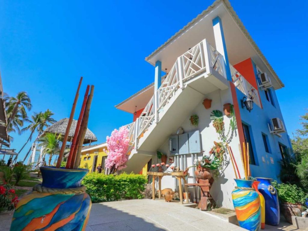 La empresaria salvadoreña genera empleo y dinamiza la economía local en la costa oriental del país.