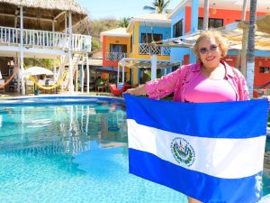 Doris Campos apostó por el turismo en playa El Toro, en Usulután, tras regresar de Estados Unidos.