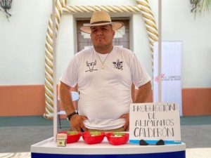 Emprendedores de Chalatenango exhiben y venden sus productos en feria local impulsada por el proyecto Semillas.