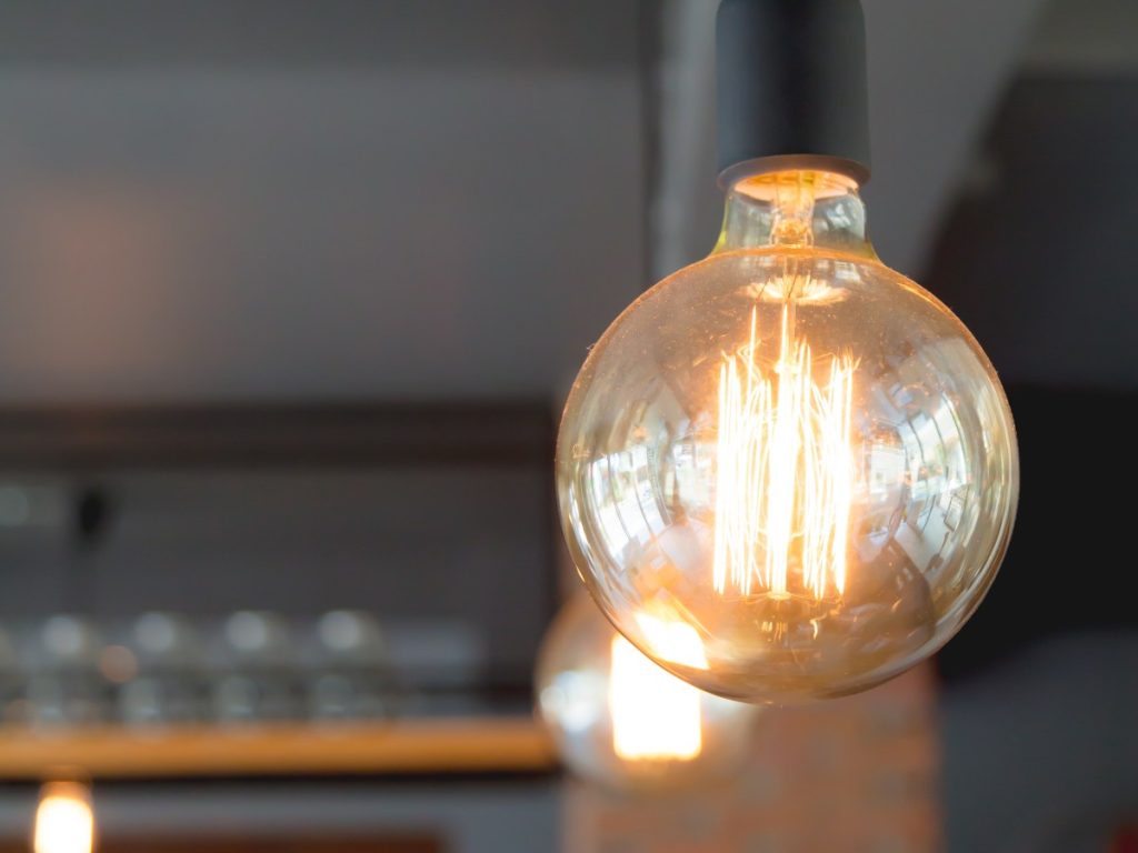 El Salvador mantiene precios de energía estables pese a la volatilidad internacional.