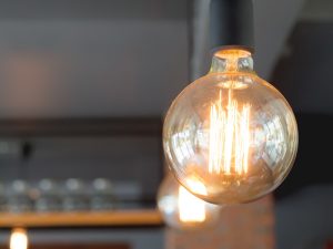 El Salvador mantiene precios de energía estables pese a la volatilidad internacional.