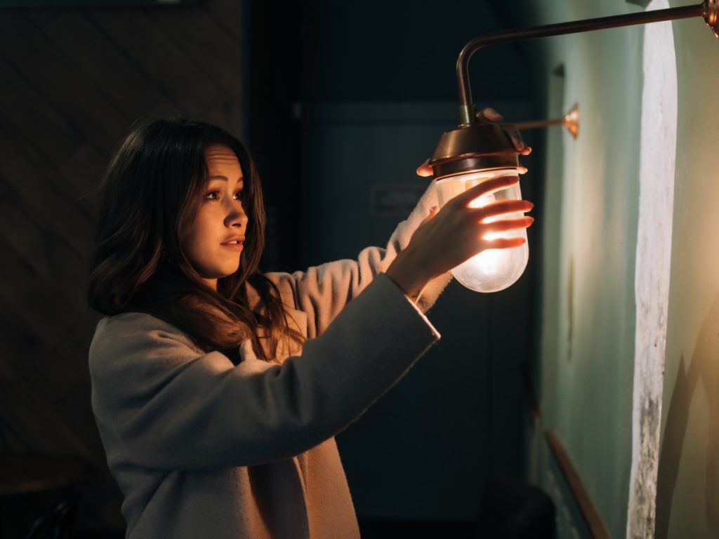 La estabilidad en la energía permite a los hogares salvadoreños mantener costos predecibles en su consumo eléctrico.