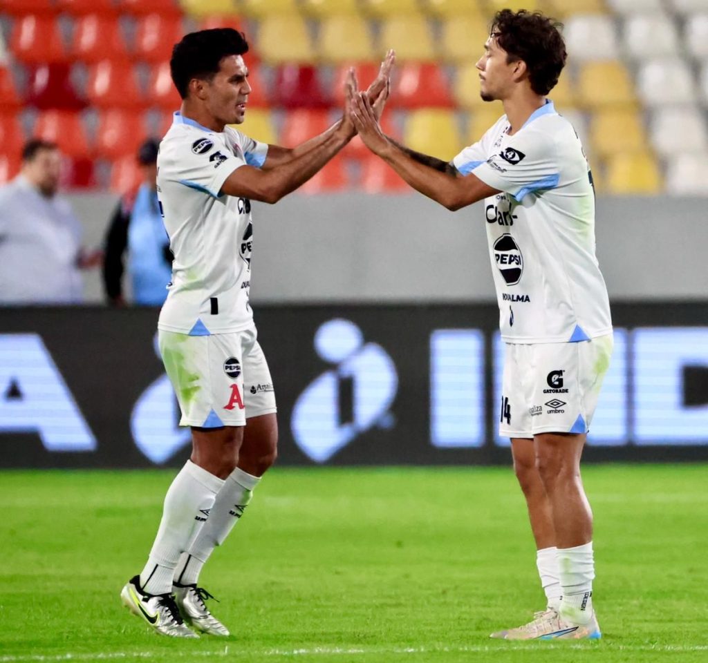 Enrico Dueñas (der.) celebra su doblete contra el Cacahuatique. Foto X Alianza