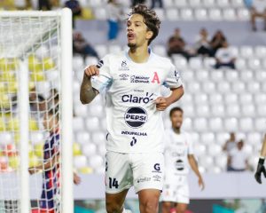 Enrico Dueñas celebra su doblete contra el Cacahuatique. Foto X Alianza