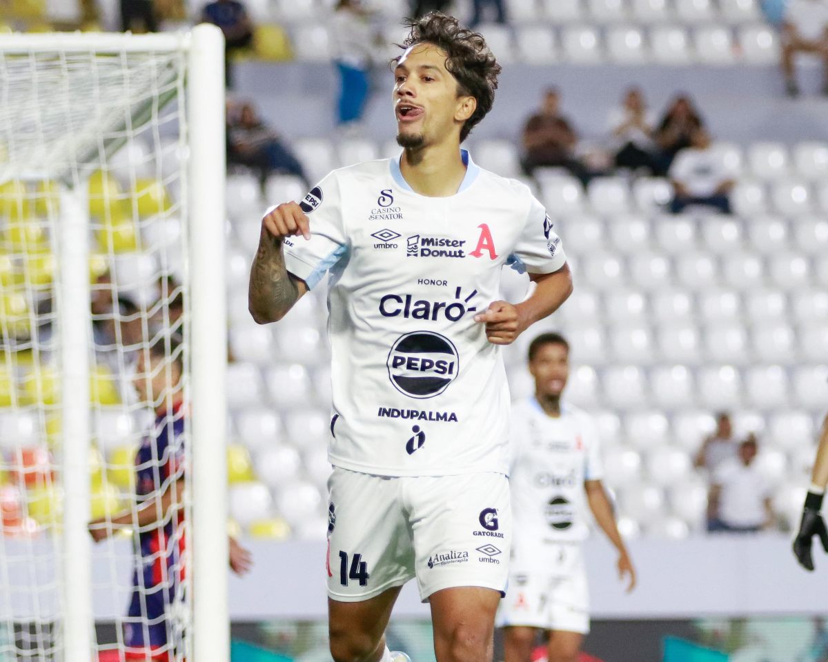 Enrico Dueñas celebra su doblete contra el Cacahuatique. Foto X Alianza