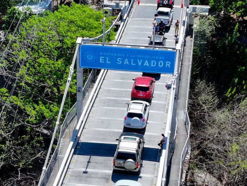 Turistas deben presentar un permiso digital con código QR al ingresar con vehículo al país.