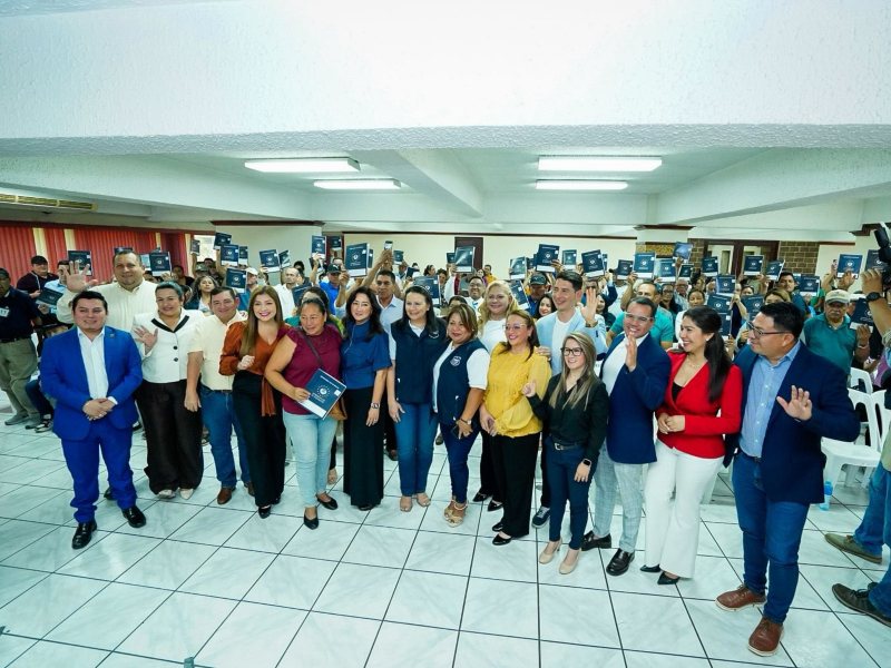 Afectados por el caso Argoz recibieron escrituras de propiedad como parte del proceso de regularización en el país.