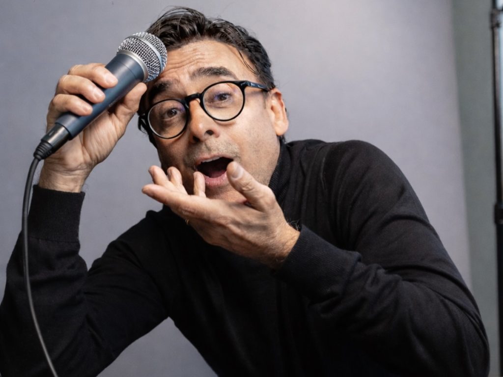 En Viajando sin maleta, Adal Ramones mezcla humor, anécdotas personales e improvisación con el público. 