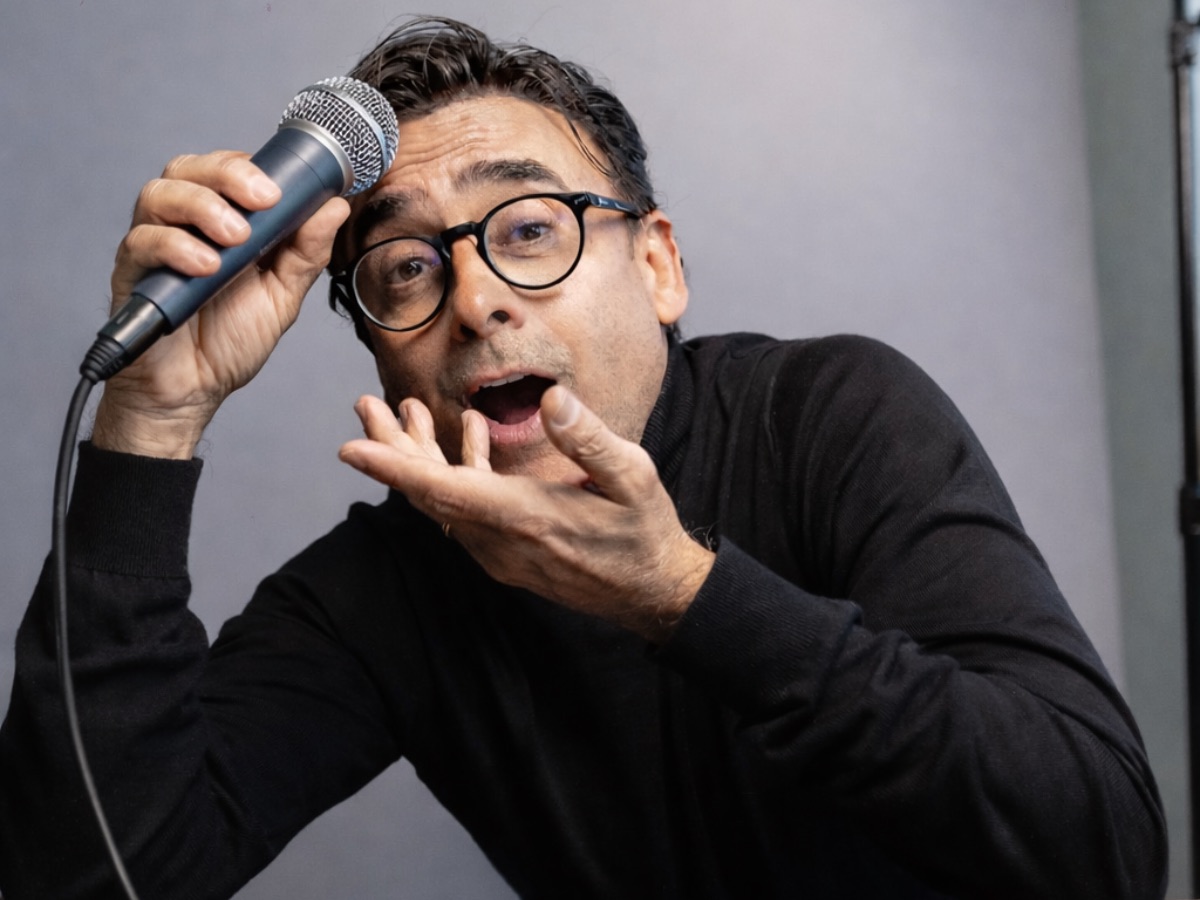 En Viajando sin maleta, Adal Ramones mezcla humor, anécdotas personales e improvisación con el público.