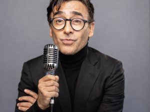 Adal Ramones vuelve a los escenarios con su nuevo monólogo Viajando sin maleta, espectáculo que también llegará a El Salvador.