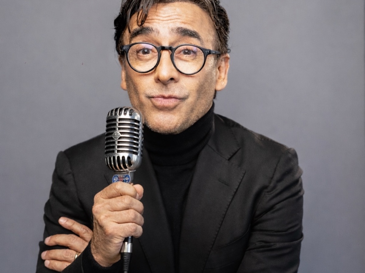 Adal Ramones vuelve a los escenarios con su nuevo monólogo Viajando sin maleta, espectáculo que también llegará a El Salvador.