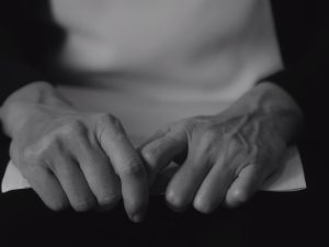 “Todas” aborda la identidad, el silencio y la resiliencia femenina desde una narrativa íntima.