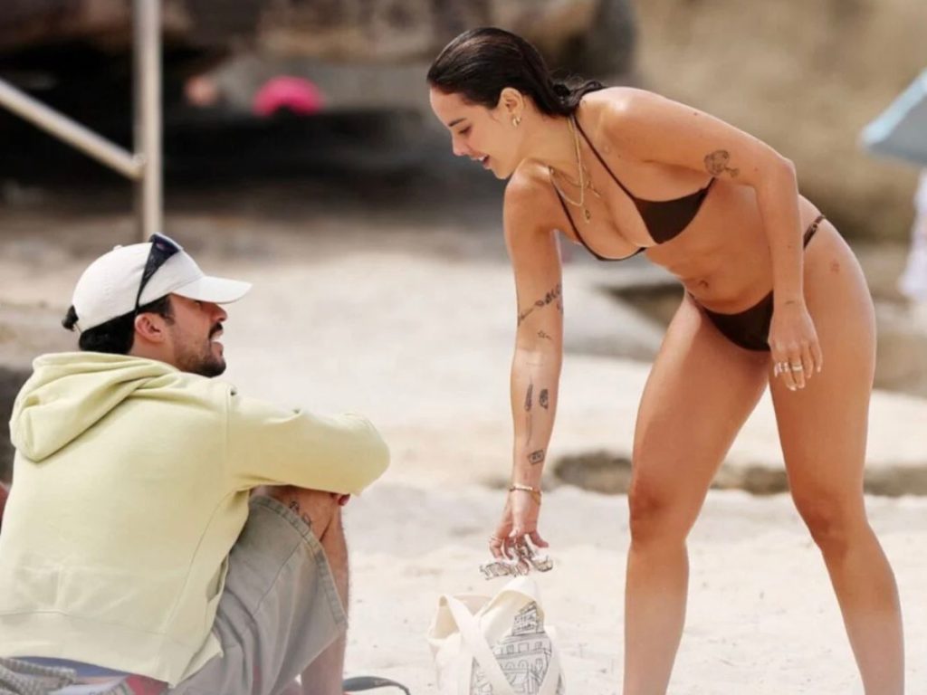 Durante su paso por Sídney, Bad Bunny y Gabriela Berlingeri también fueron vistos disfrutando de un día de playa. Fotografía/ cortesía