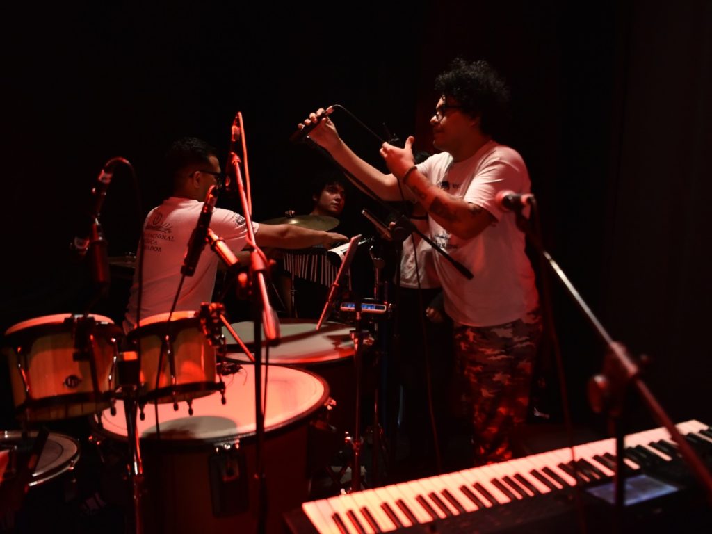 El elenco ajusta coreografías, canto y actuación durante los ensayos previos al estreno.