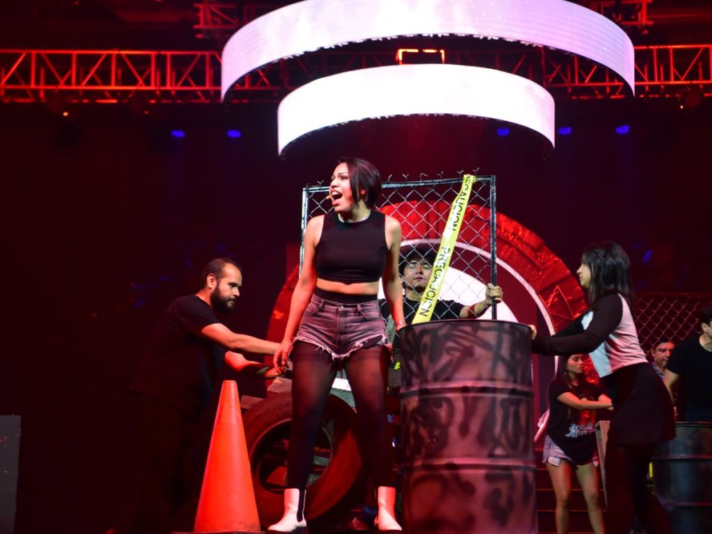 El equipo artístico realiza jornadas de ensayo de dos horas y media con el escenario completamente montado.